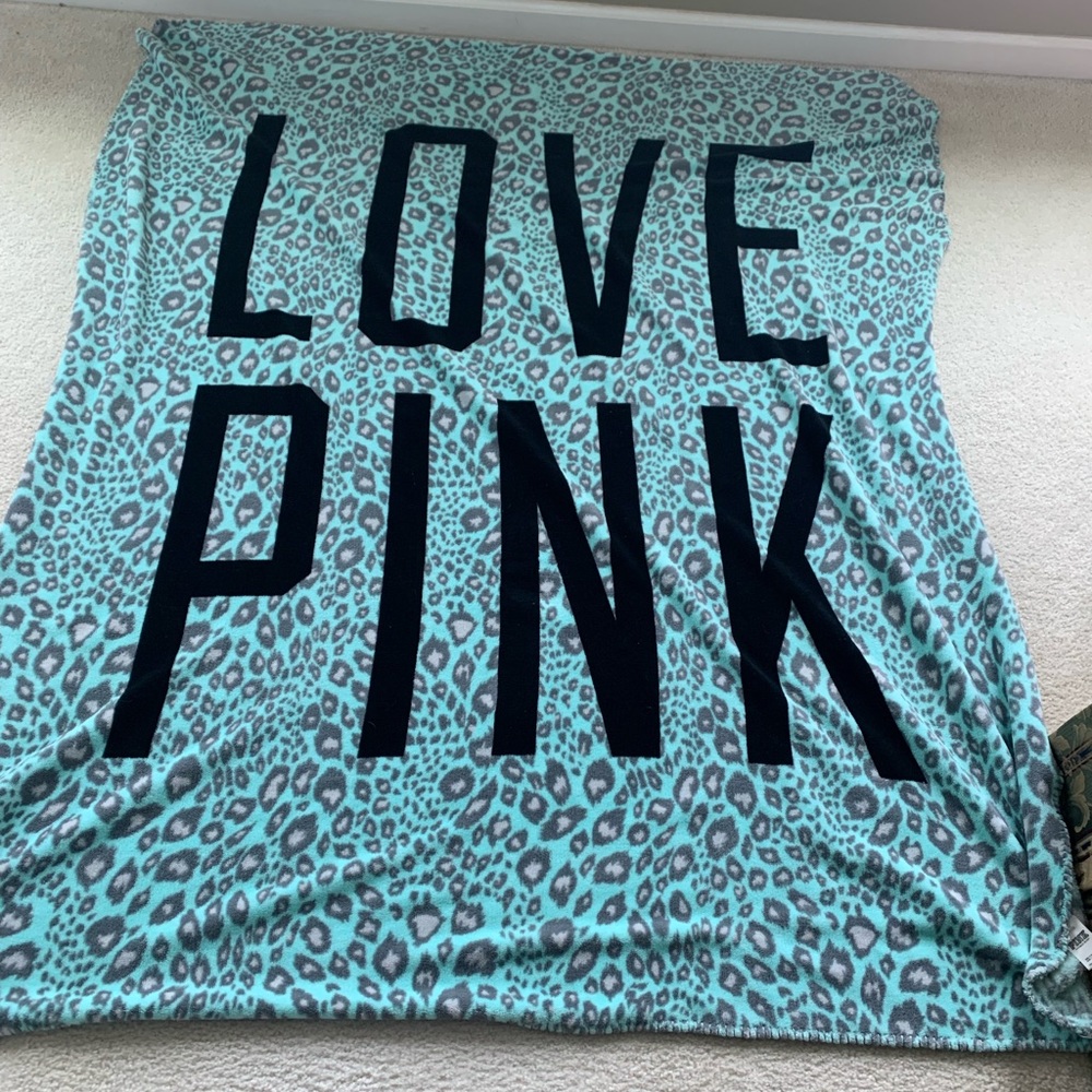 LOVE PINK cheetah throw blanket!